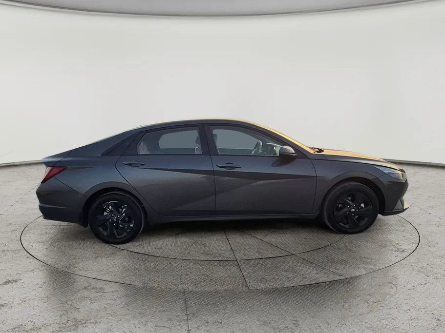 2023 Hyundai Elantra Smart 