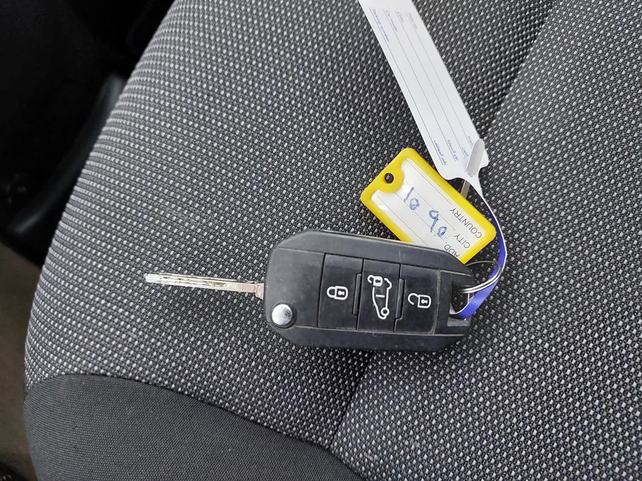 2022 Peugeot Partner Long van 