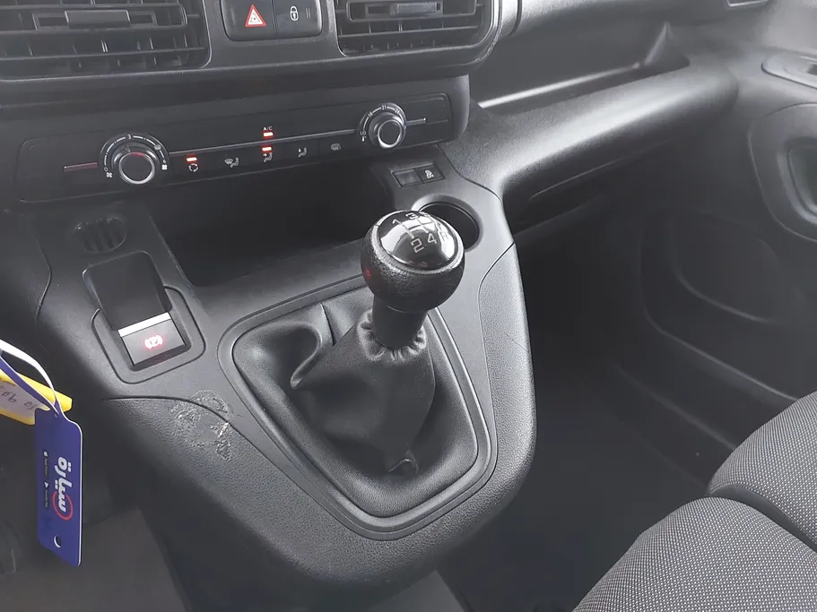 2022 Peugeot Partner Long van 