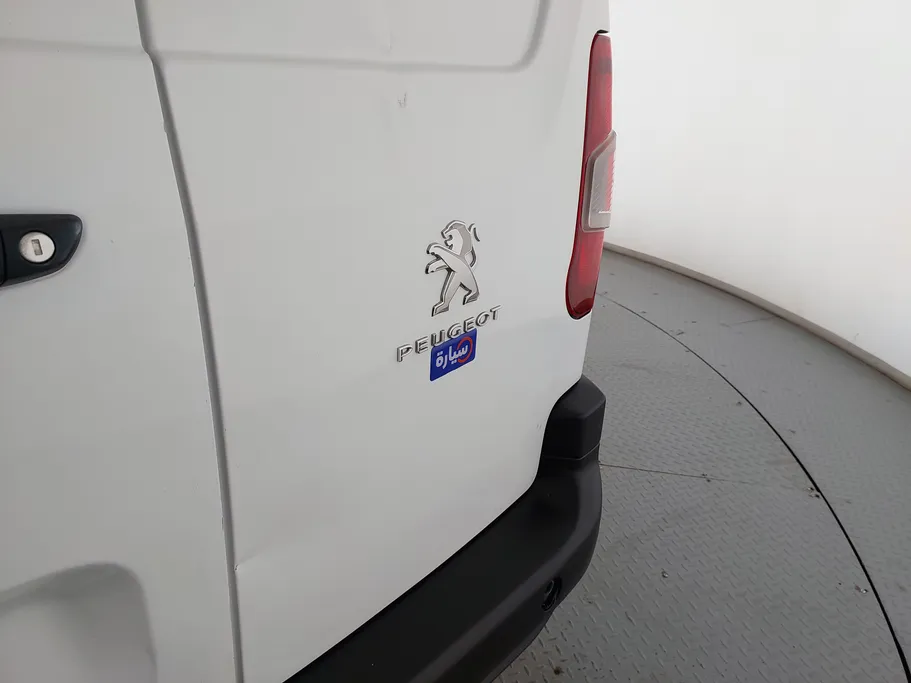 2022 Peugeot Partner Long van 