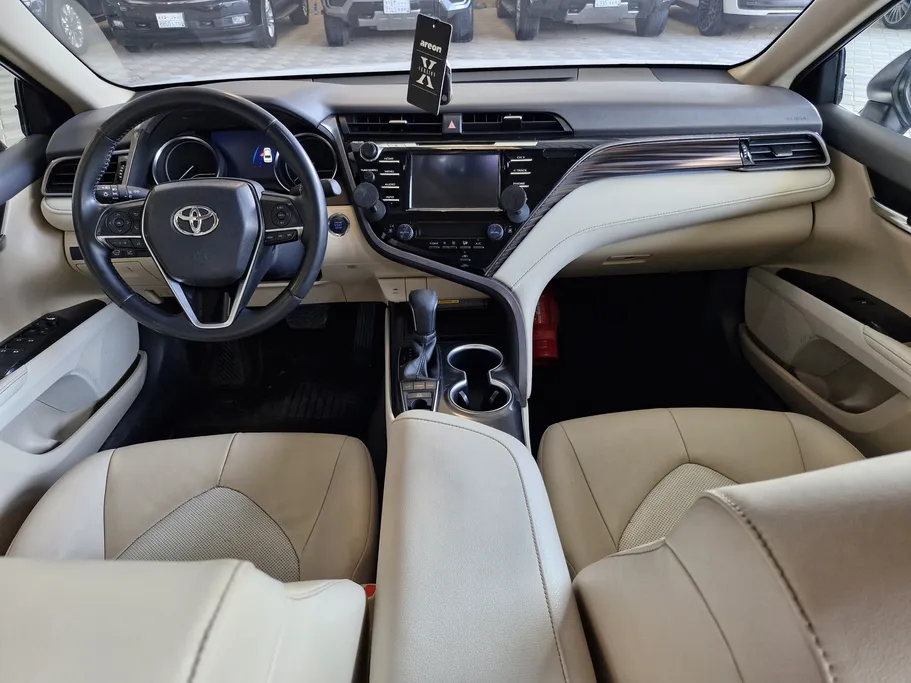 2020 Toyota Camry  SE plus 
