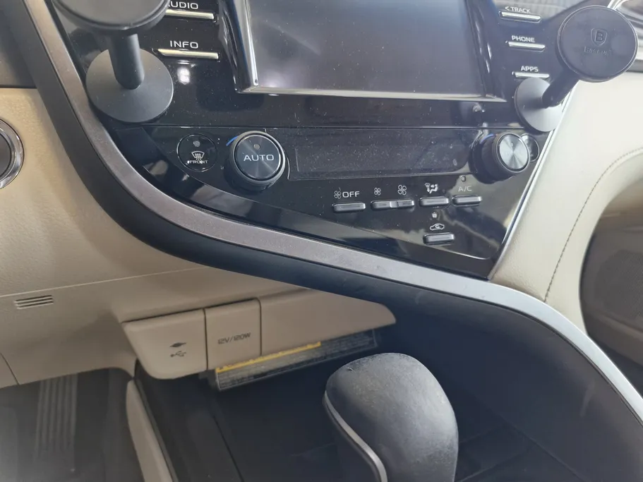 2020 Toyota Camry  SE plus 