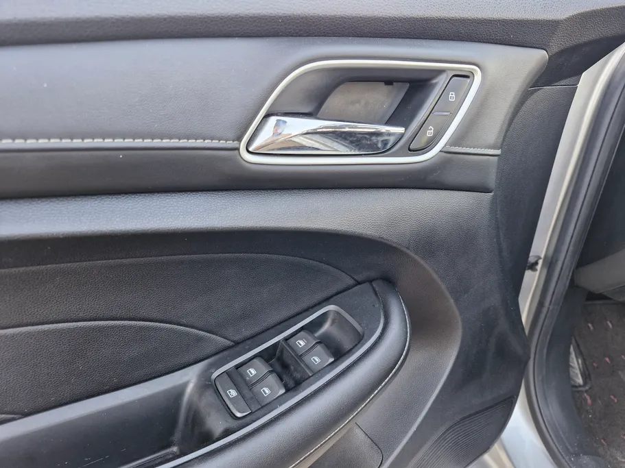 ام جي 5 LUX 2023 