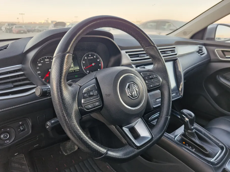 ام جي 5 LUX 2023 