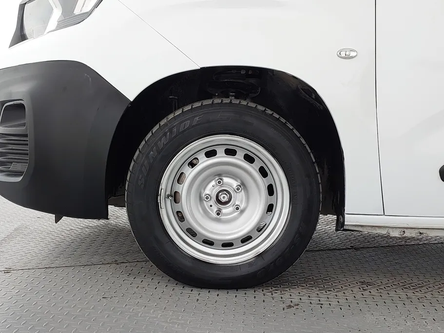 2023 Peugeot Partner Short van 