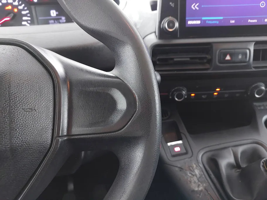 2023 Peugeot Partner Short van 