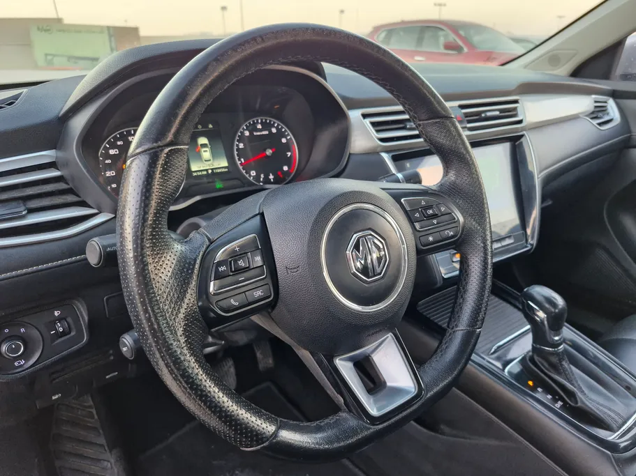 ام جي 5 LUX 2023 