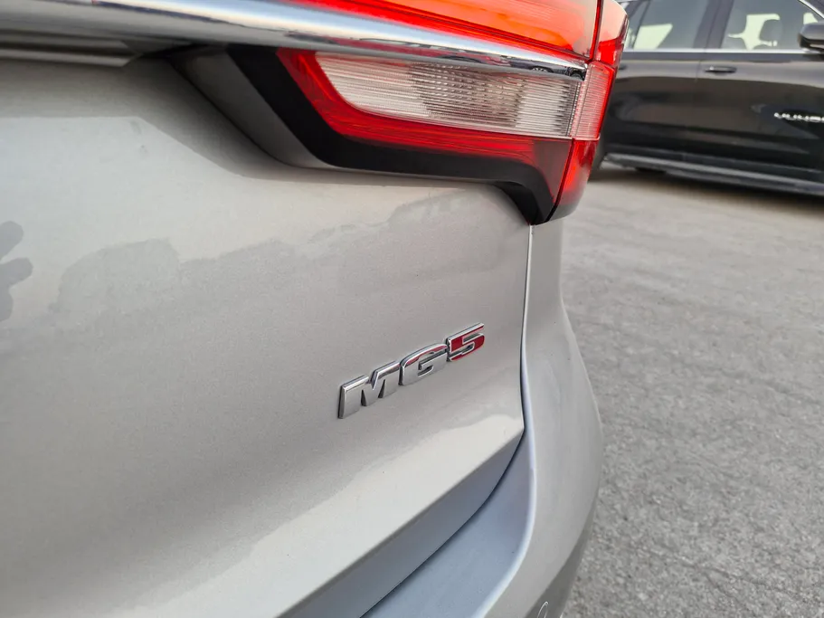 ام جي 5 LUX 2023 