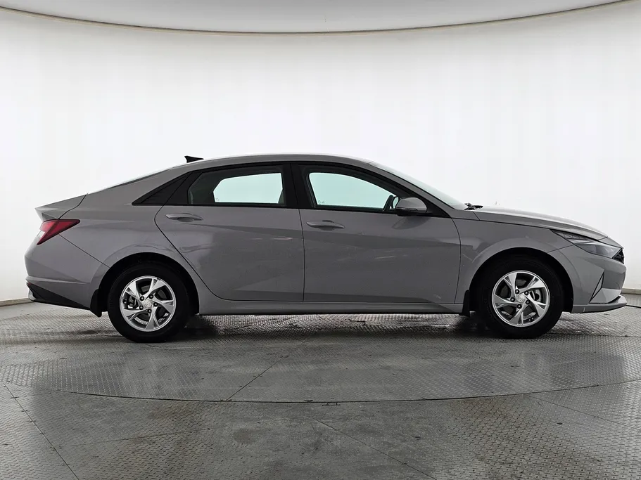 2022 Hyundai Elantra Smart 