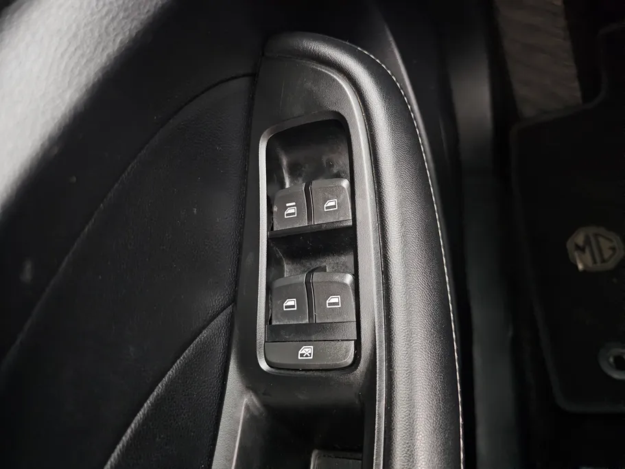 ام جي 5 LUX 2023 