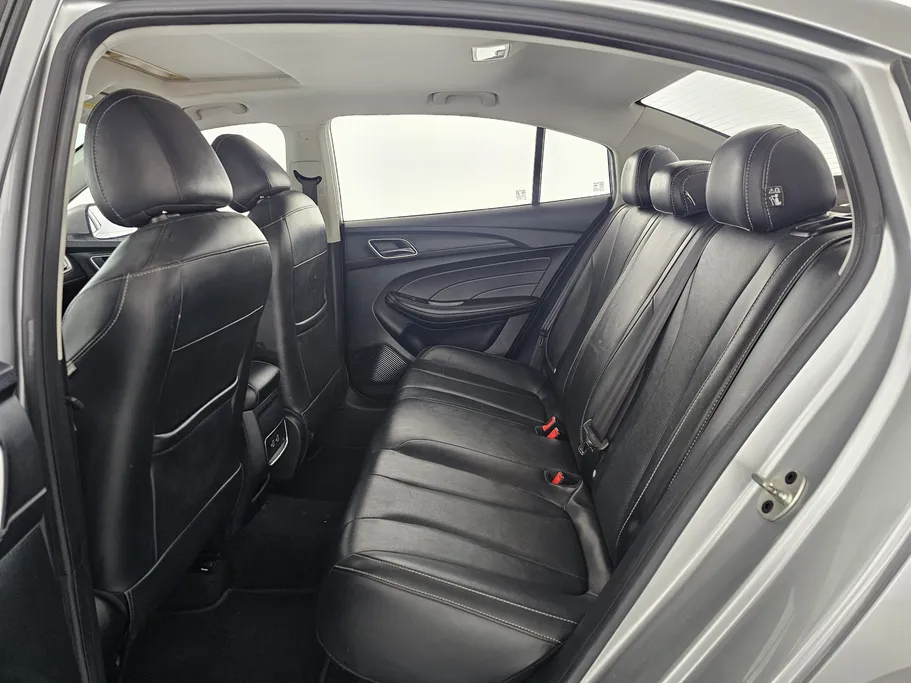 ام جي 5 LUX 2023 