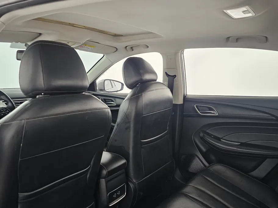 ام جي 5 LUX 2023 