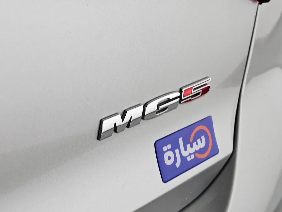 ام جي 5 LUX 2023 