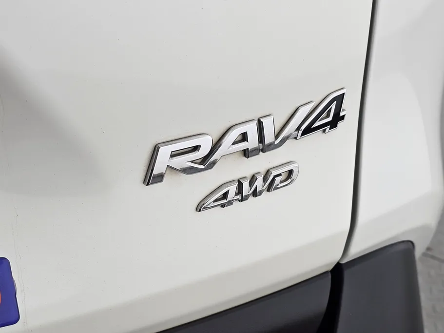 تويوتا راف فور LE 2022 