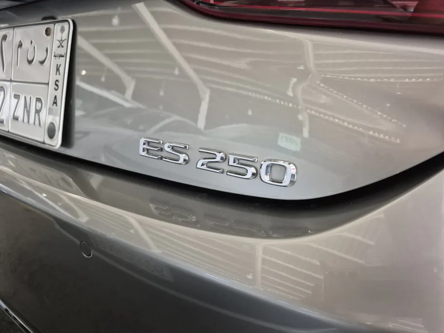 2024 Lexus ES 250 BB 