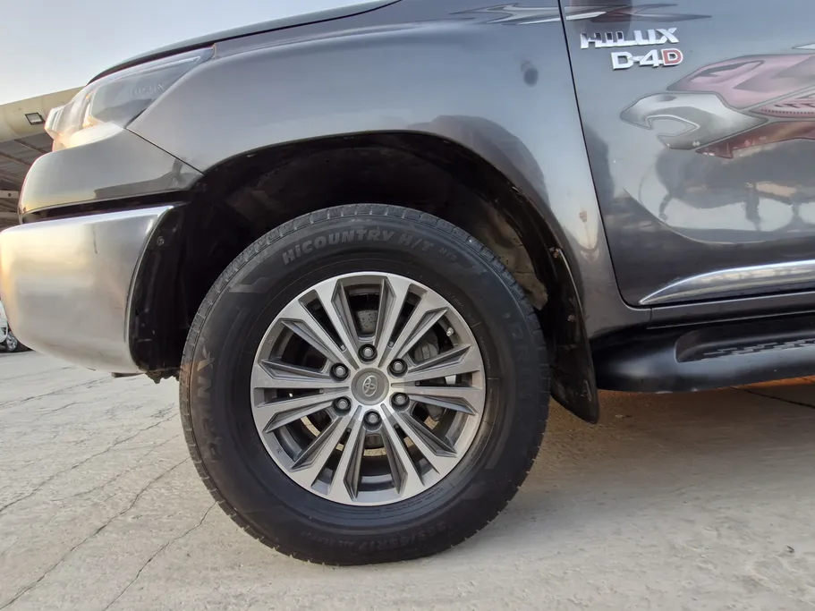 تويوتا هايلكس SR5 2023 