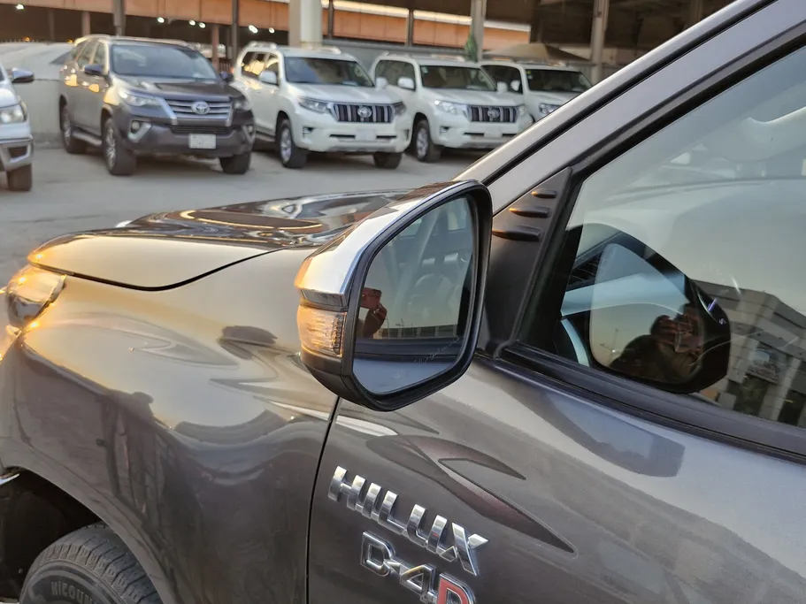 تويوتا هايلكس SR5 2023 