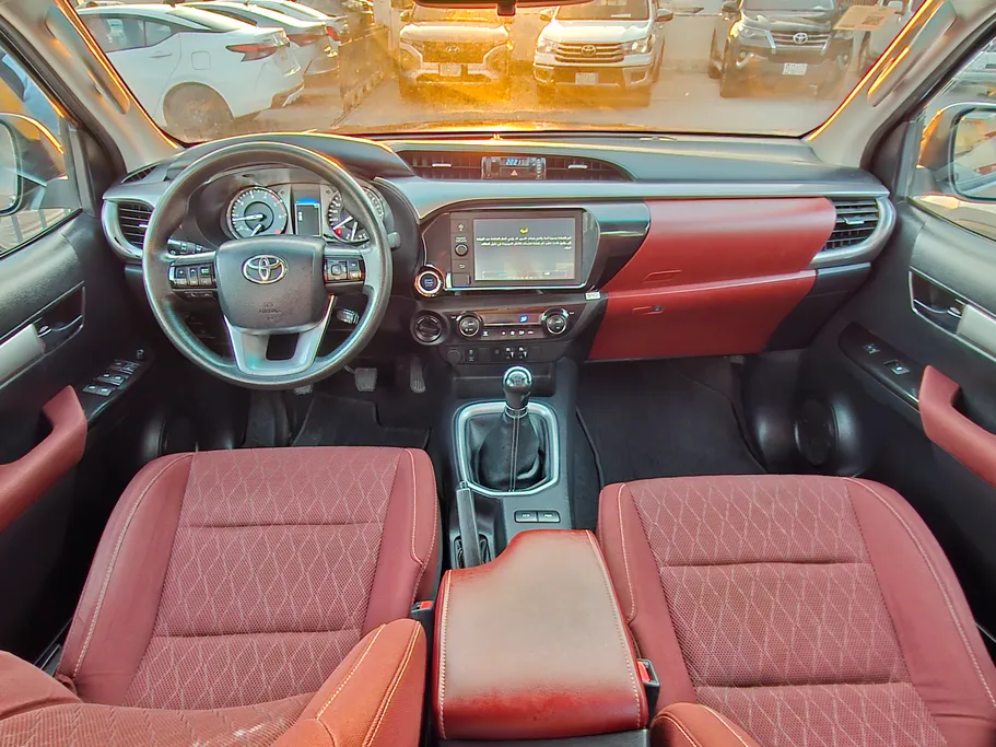 تويوتا هايلكس SR5 2023 