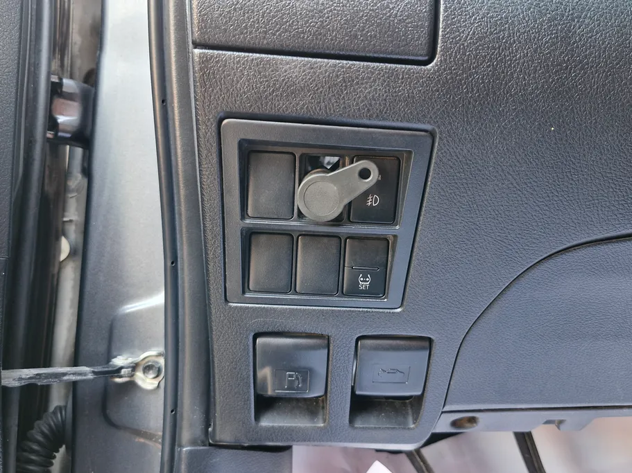 تويوتا هايلكس SR5 2023 