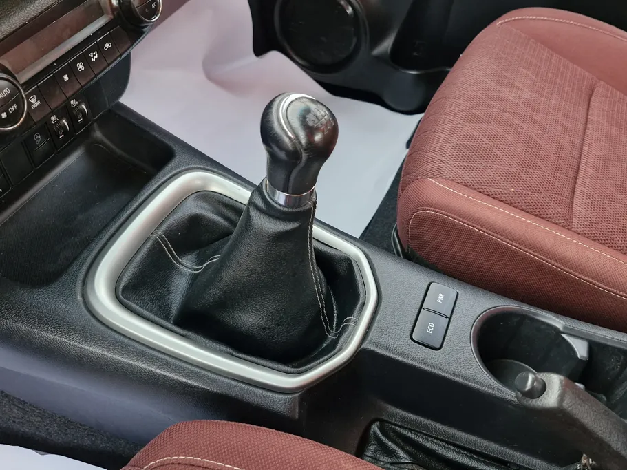 تويوتا هايلكس SR5 2023 