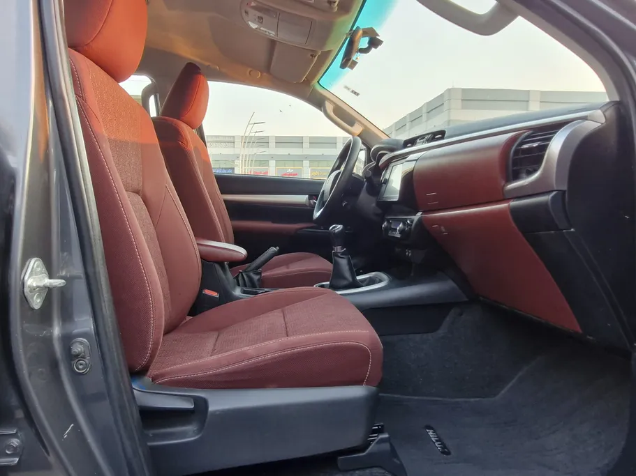 تويوتا هايلكس SR5 2023 