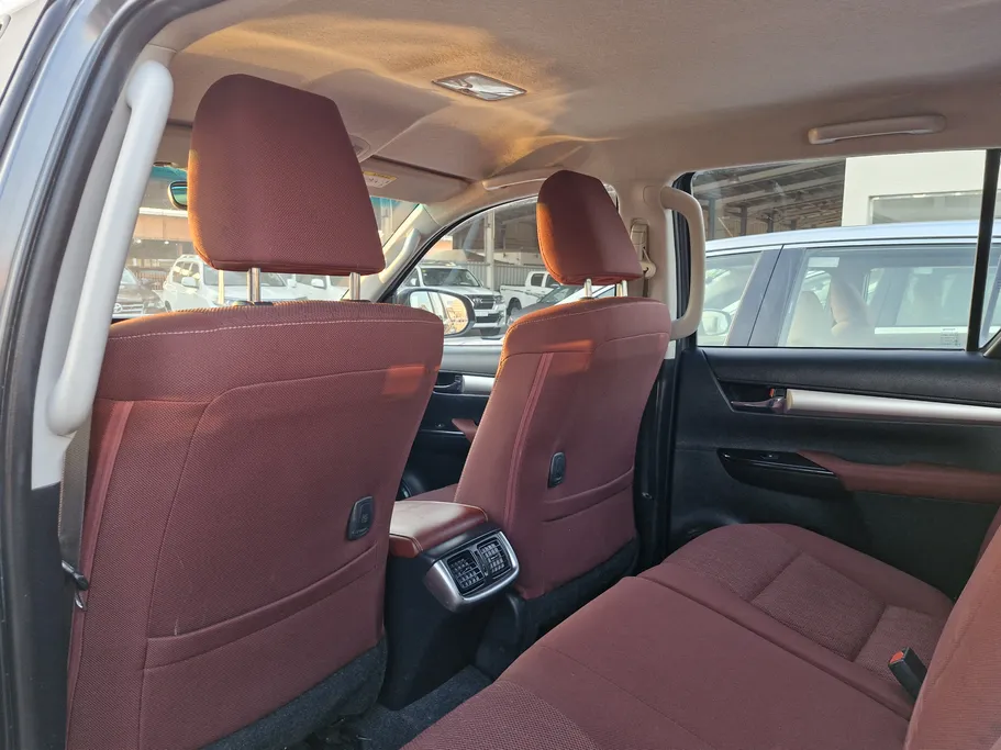 تويوتا هايلكس SR5 2023 