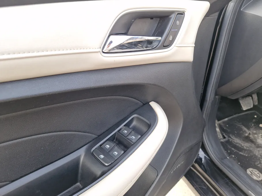 ام جي 5 LUX 2023 