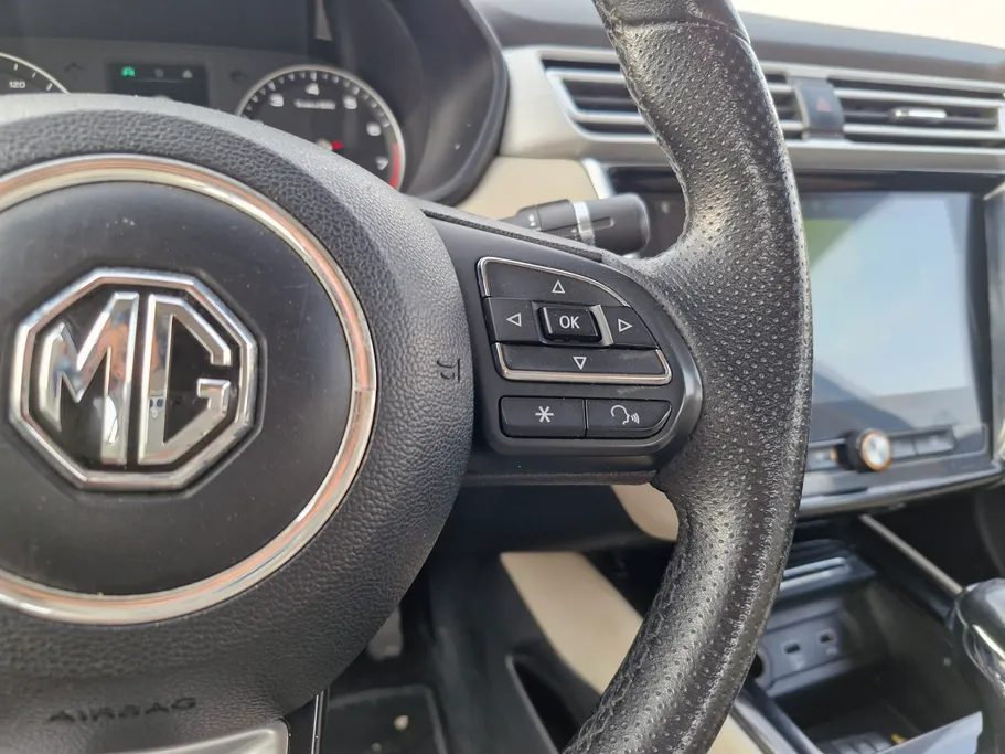 ام جي 5 LUX 2023 