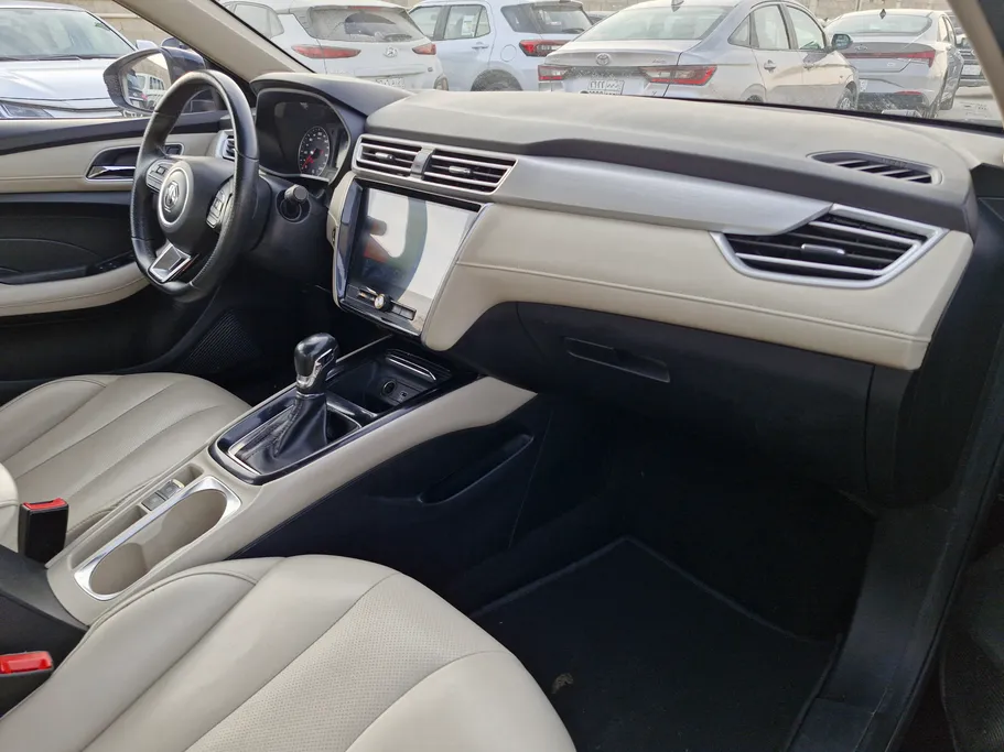 ام جي 5 LUX 2023 