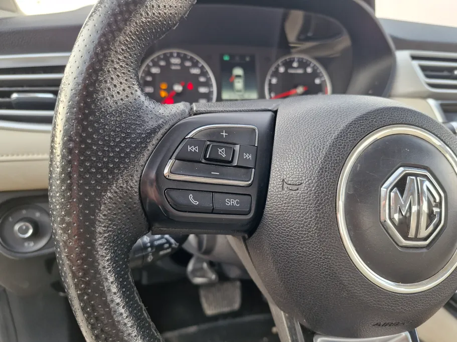 ام جي 5 LUX 2023 