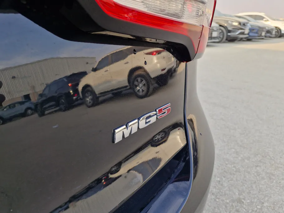 ام جي 5 LUX 2023 