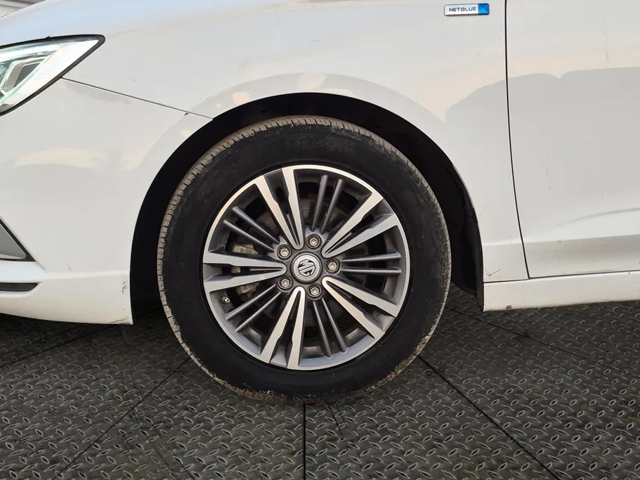 ام جي 5 LUX 2023 