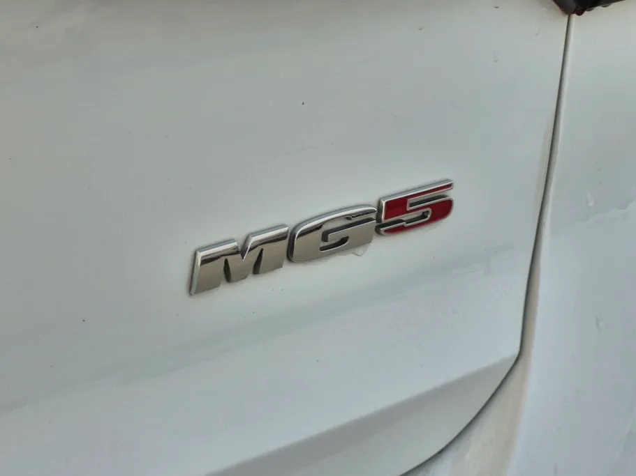 ام جي 5 LUX 2023 