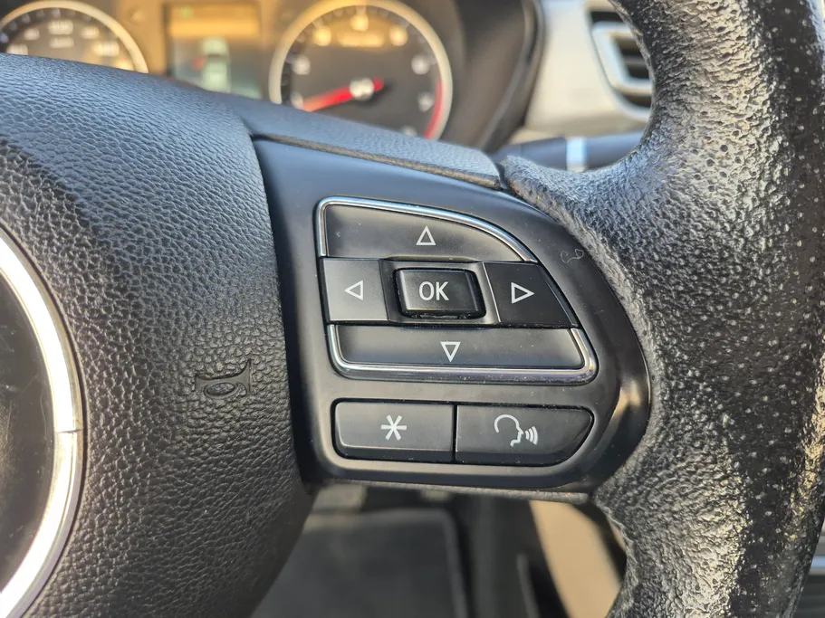 ام جي 5 LUX 2023 