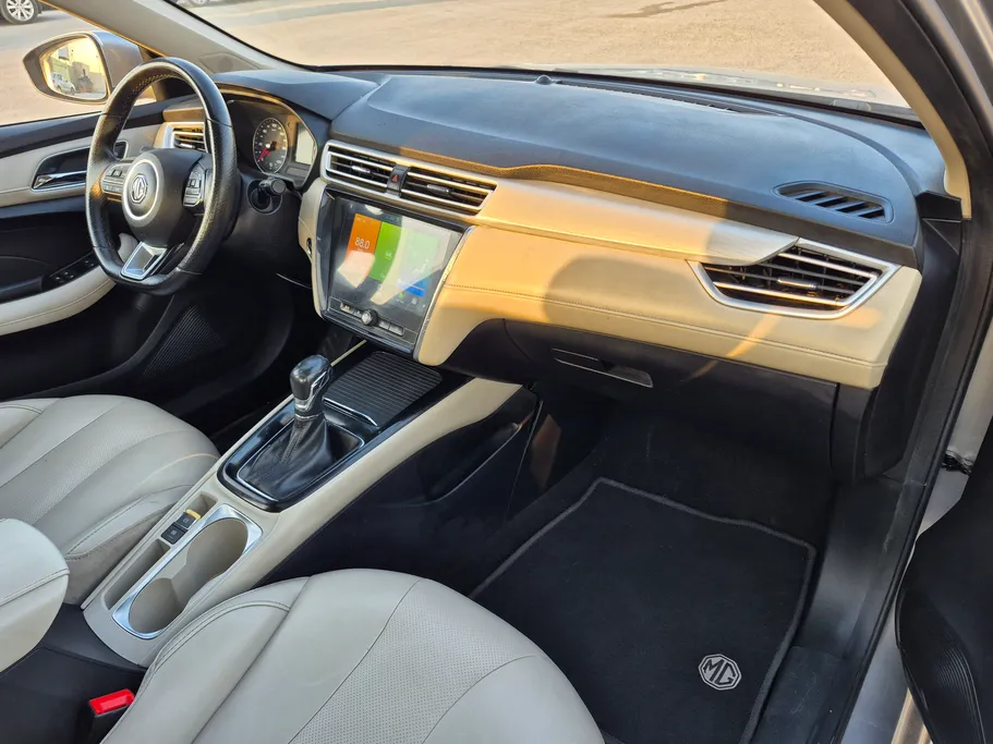 ام جي 5 LUX 2023 