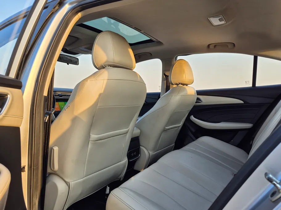 ام جي 5 LUX 2023 