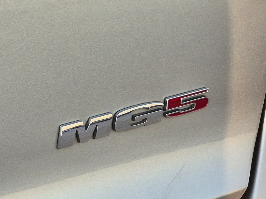 ام جي 5 LUX 2023 