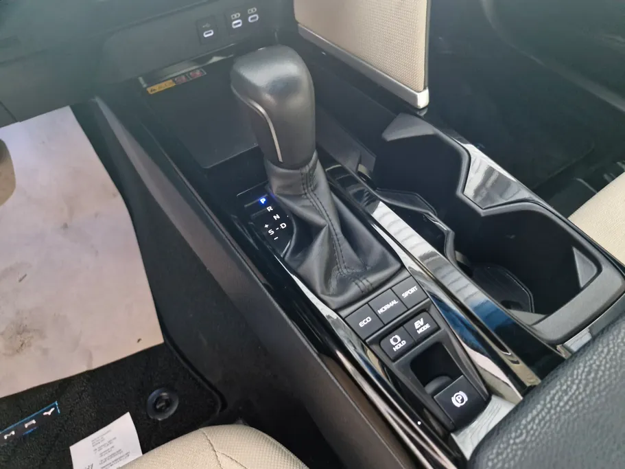 تويوتا كامري LE HEV 2025 