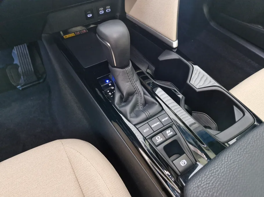 تويوتا كامري LE HEV 2025 