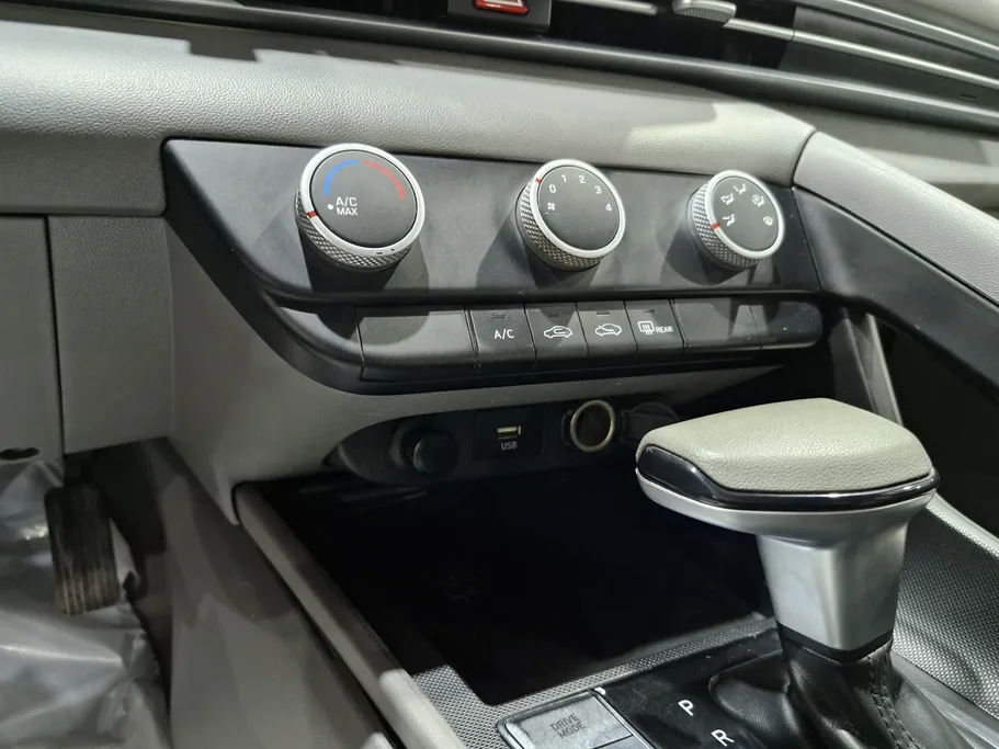 2022 Hyundai Elantra Smart 