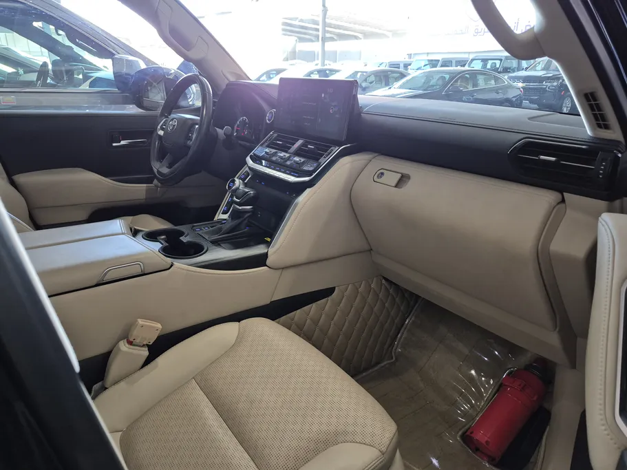 2023 Toyota Land Cruiser VXR 