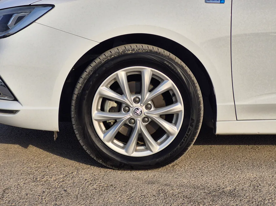 ام جي 5 STD 2023 