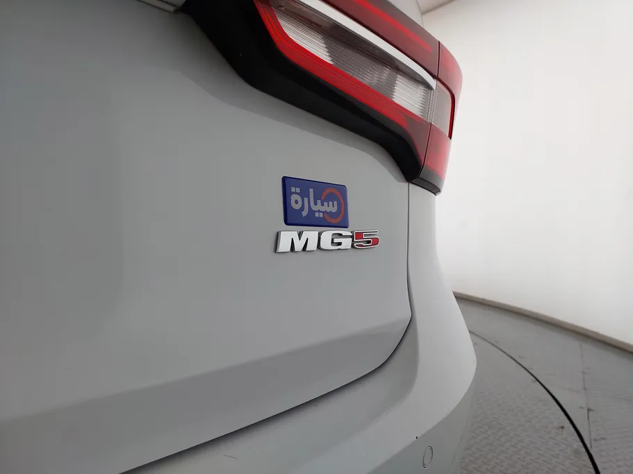 ام جي 5 LUX 2023 