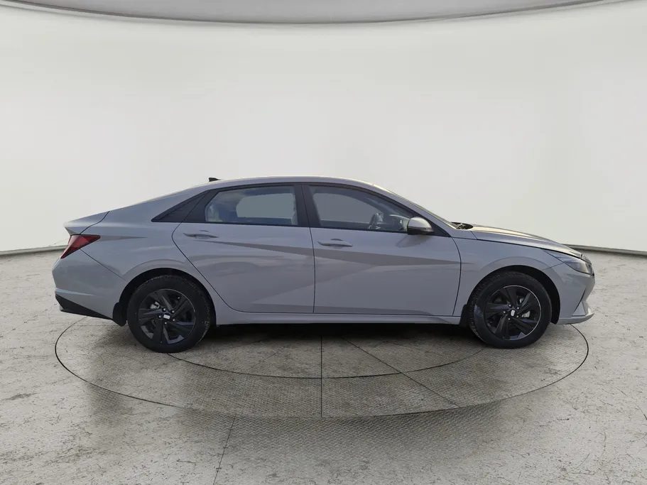 2023 Hyundai Elantra Smart 