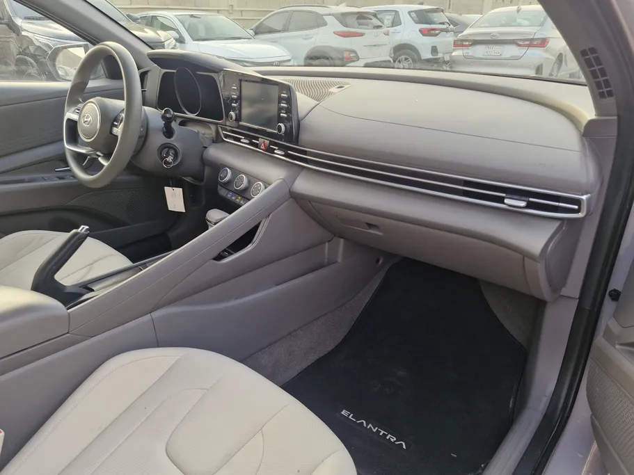 2023 Hyundai Elantra Smart 