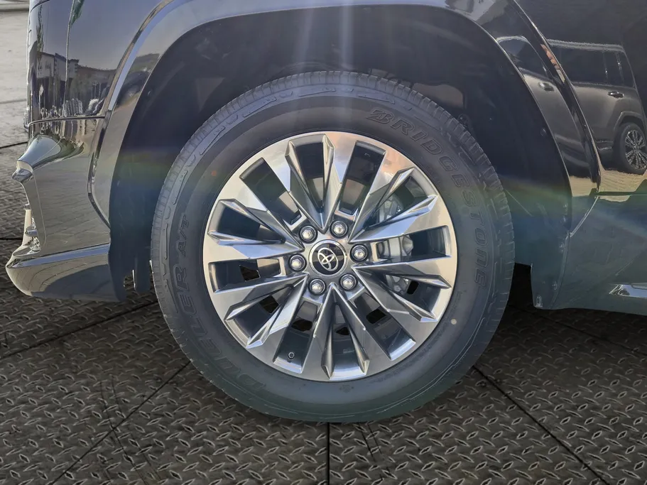 2025 Toyota Land Cruiser GXR 