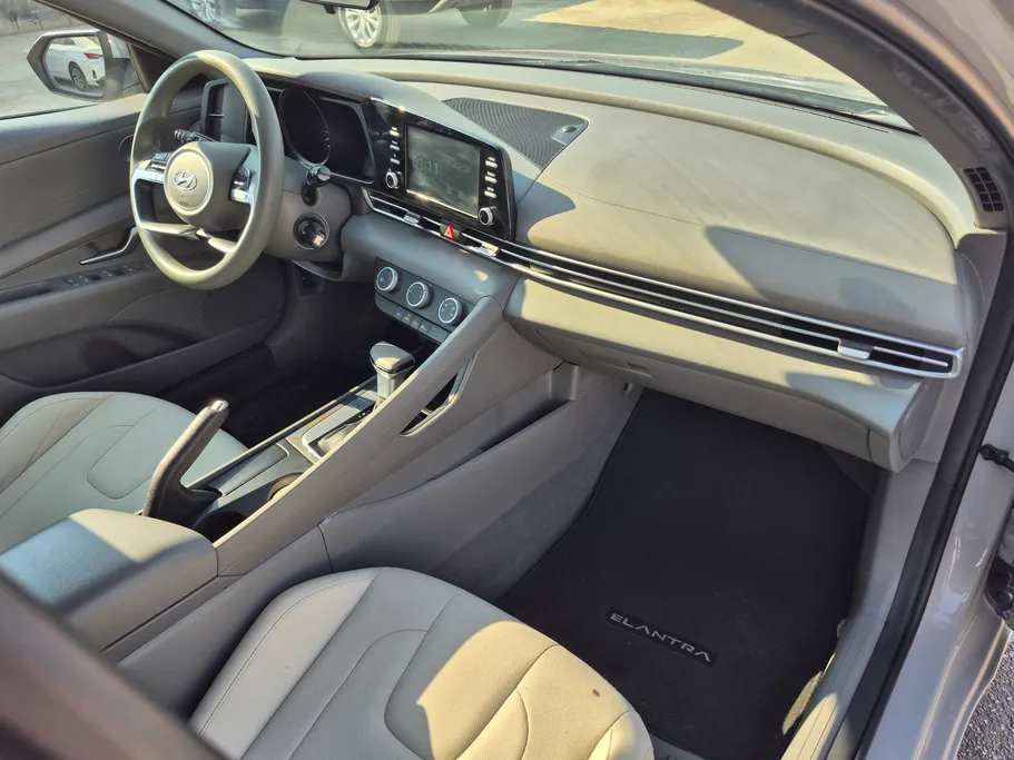 2023 Hyundai Elantra Smart 