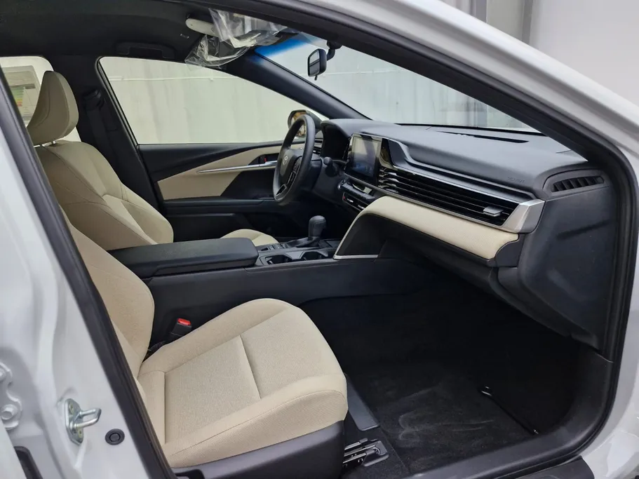 2025 Toyota Camry  E HEV 