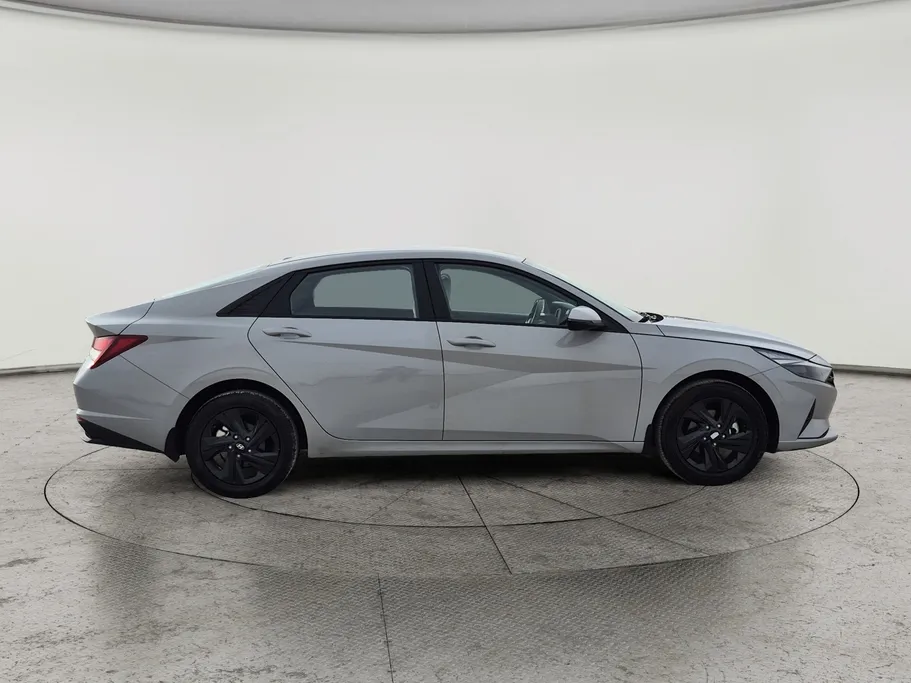 2023 Hyundai Elantra Smart 