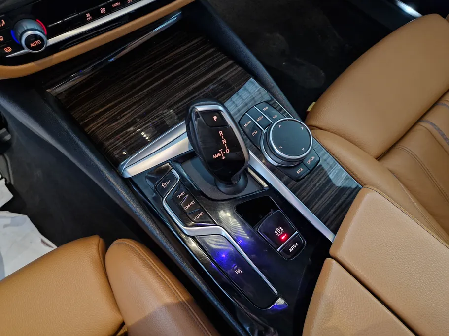 2023 BMW 5 Series 520i 